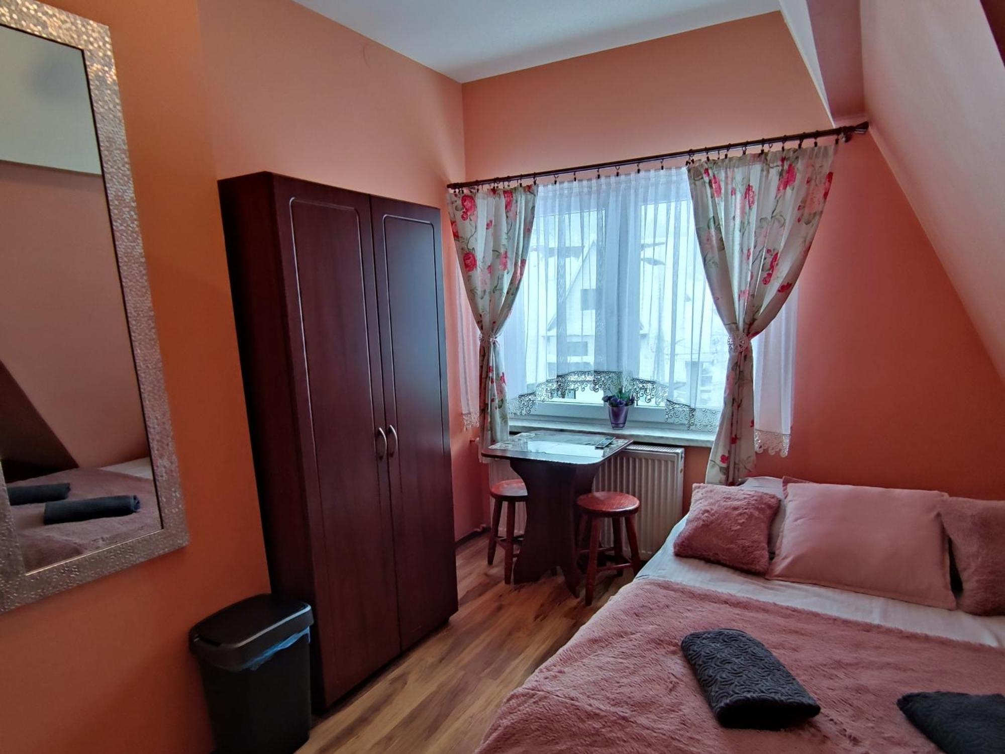 Pokoje I Apartamenty Regionalny Styl Ul Krole 1A Zakopane Szoba fotó